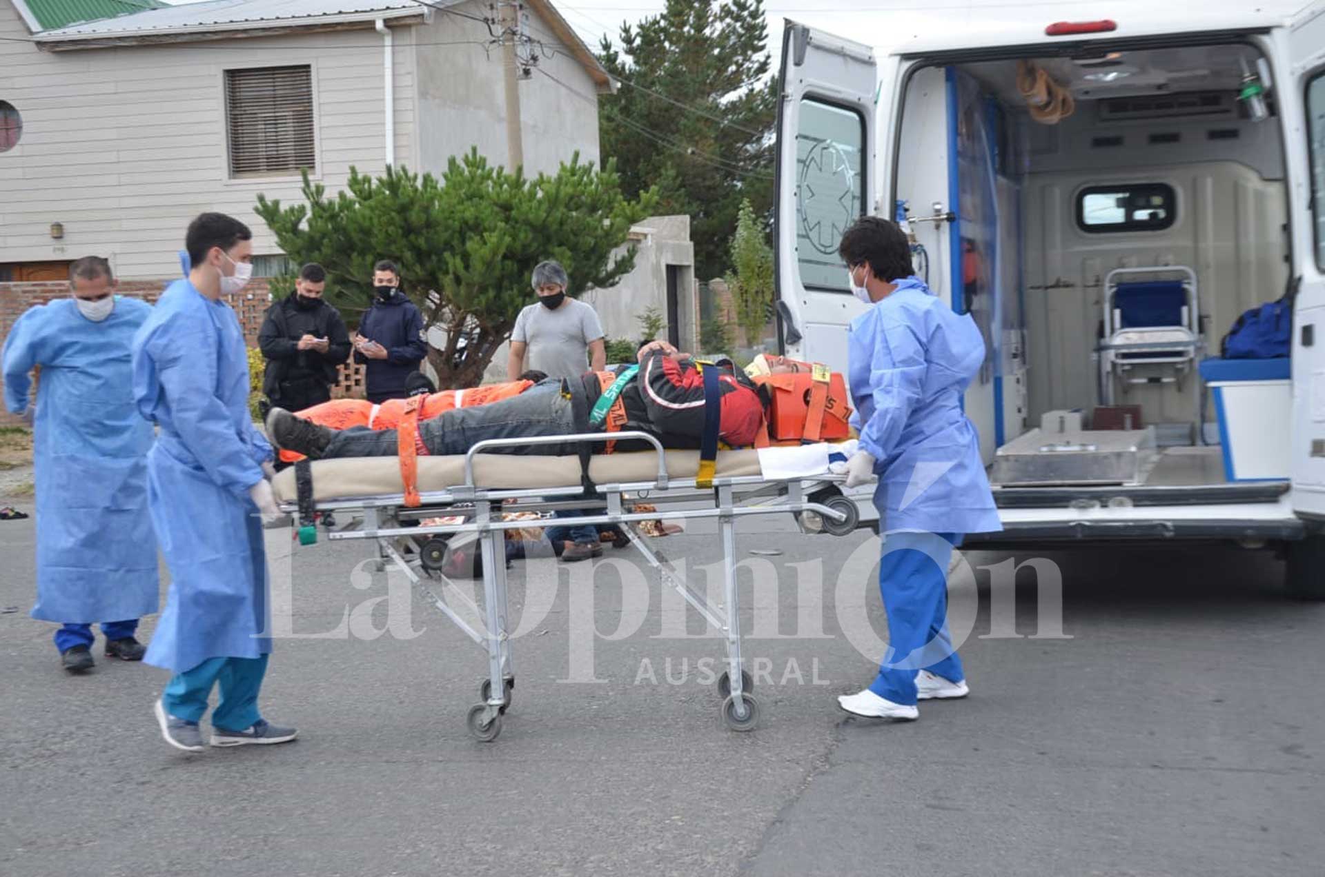 Un motociclista y su hija hospitalizados en grave accidente vial: impactaron contra un auto