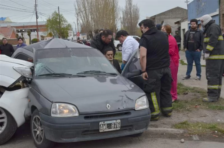 Camioneta casi parte al medio a un auto y una mujer terminó en el hospital