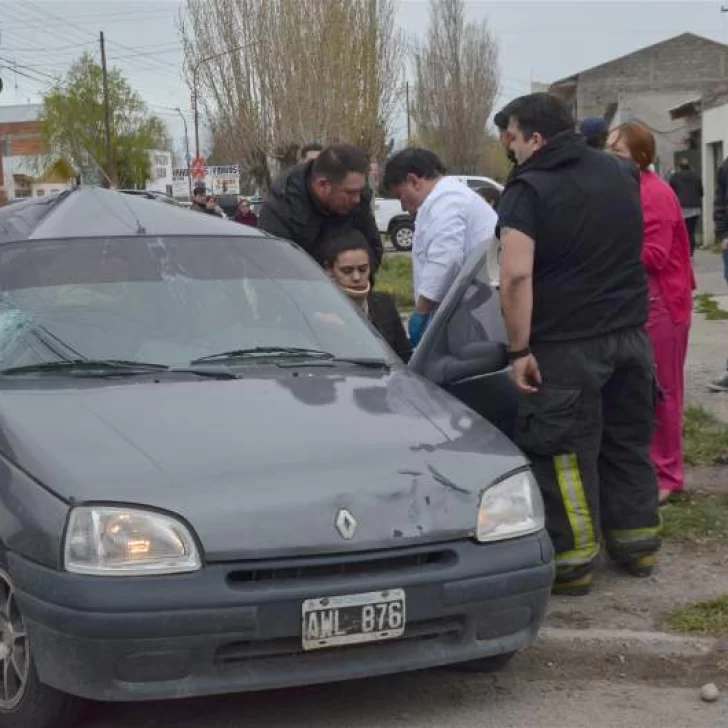 Camioneta casi parte al medio a un auto y una mujer terminó en el hospital