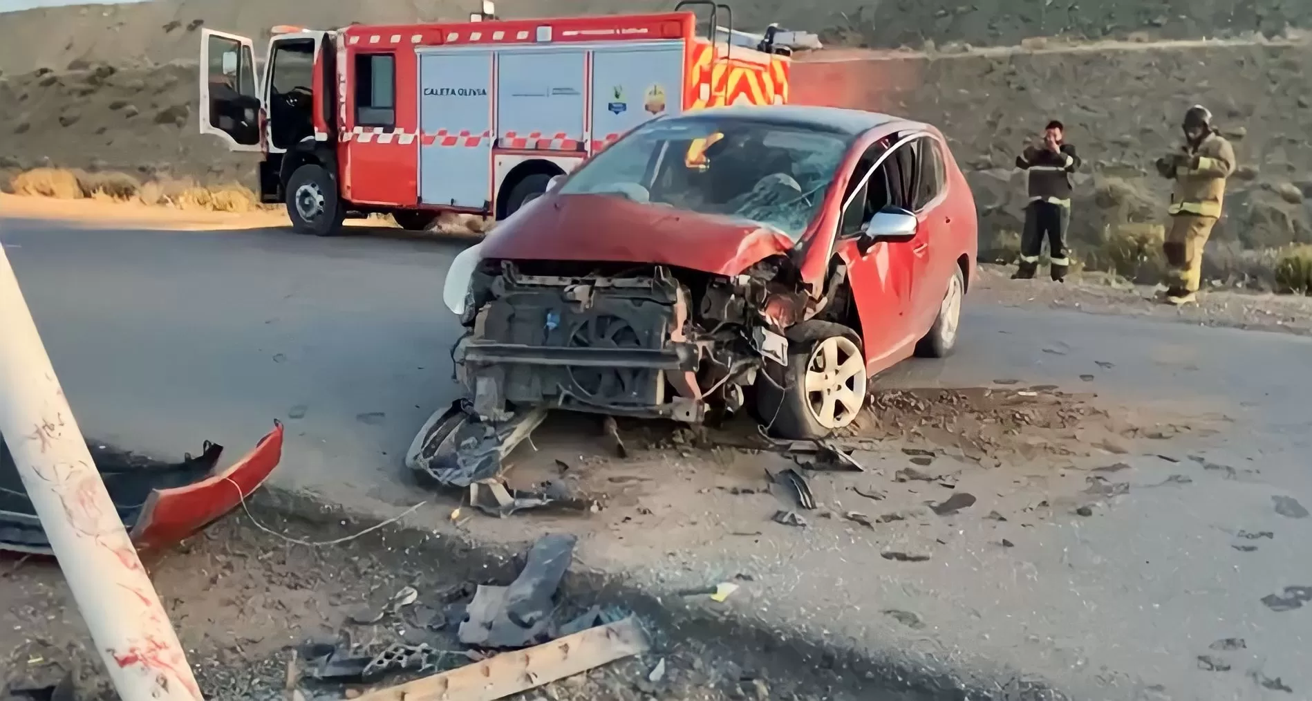 Chocó de frente contra un poste de luz en la ruta y lo trasladaron al hospital