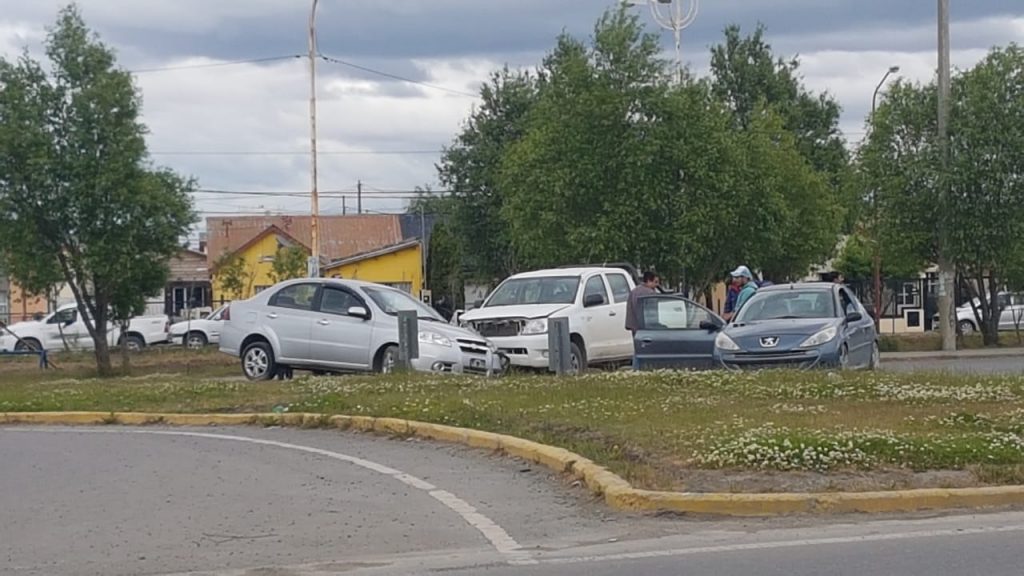Chocó autos estacionados y escapó a pie