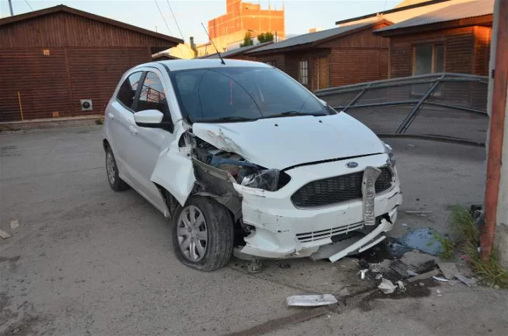 Ford Ka destruyó un portón tras ser chocado por otro auto que se dio a la fuga