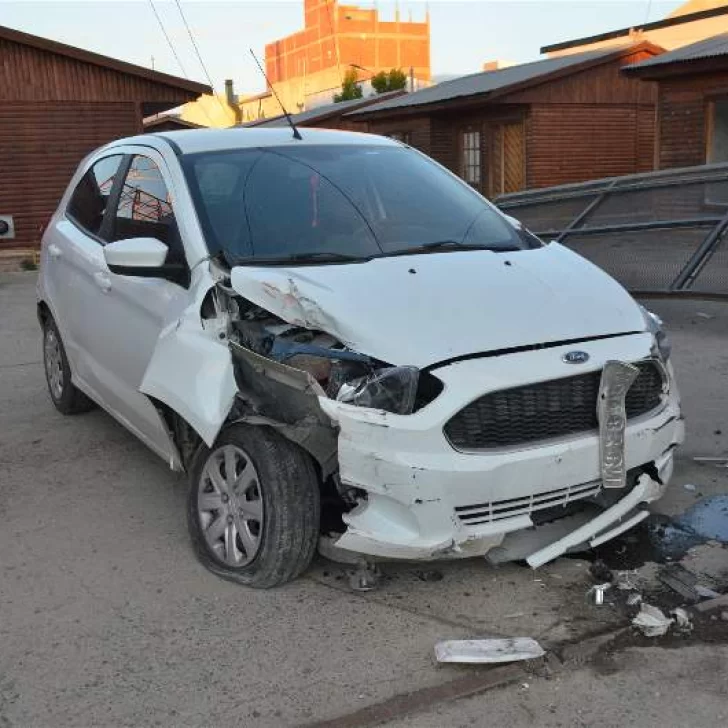 Ford Ka destruyó un portón tras ser chocado por otro auto que se dio a la fuga
