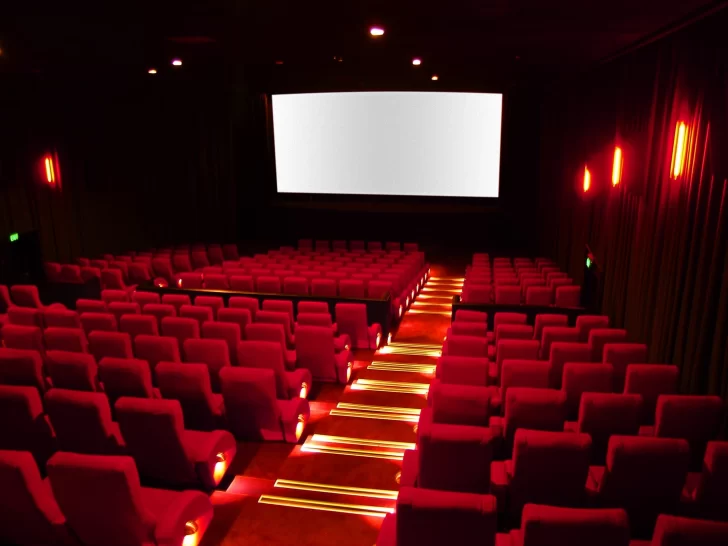 Con un protocolo nacional y “burbuja de recreación”, los cines reabren lentamente sus puertas