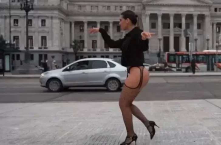 Denunciaron a Cinthia Fernández por el polémico video de campaña bailando en portaligas frente al Congreso
