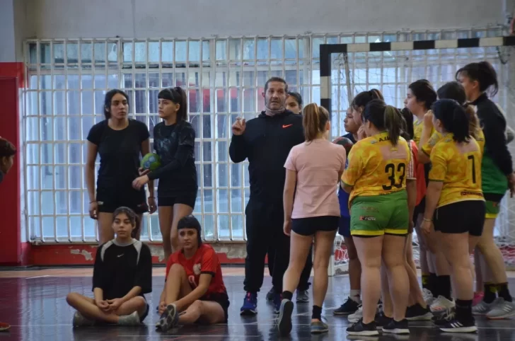 ¡Mirá las fotos! Inició la Clínica de Handball en el Juan Bautista Rocha con Eduardo “Dady” Gallardo y Priscila Álvarez