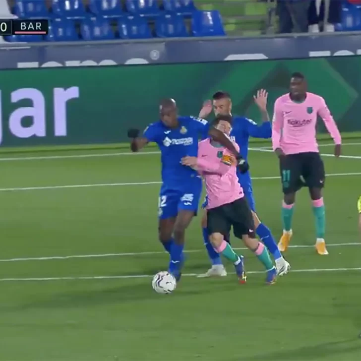 Video. ¡Terrible! Nyom le metió un codazo a Messi y lo dejo tirado en el suelo
