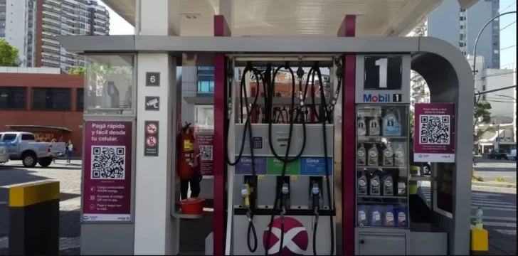 Prohibieron usar el celular para pagar con Código QR en las estaciones de servicio cerca de los surtidores