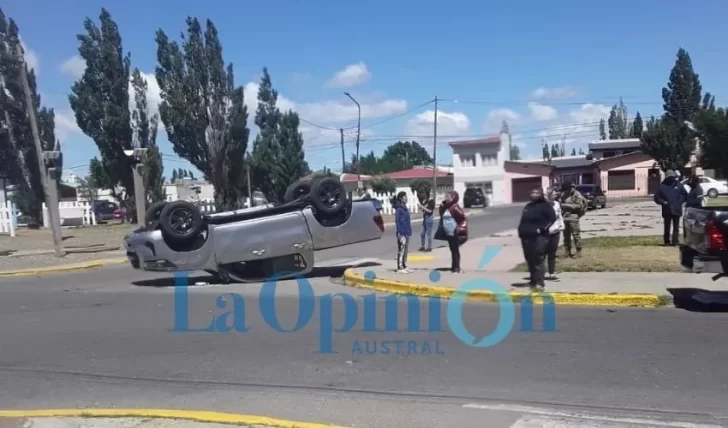 Impresionante choque: una camioneta quedó dada vuelta en medio de la calle
