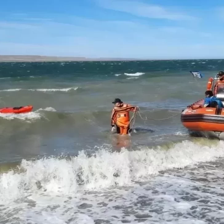 Dos kayaks se desviaron de la costa y debieron ser rescatados por Prefectura Dos kayaks se desviaron de la costa y debieron ser rescatados por Prefectura