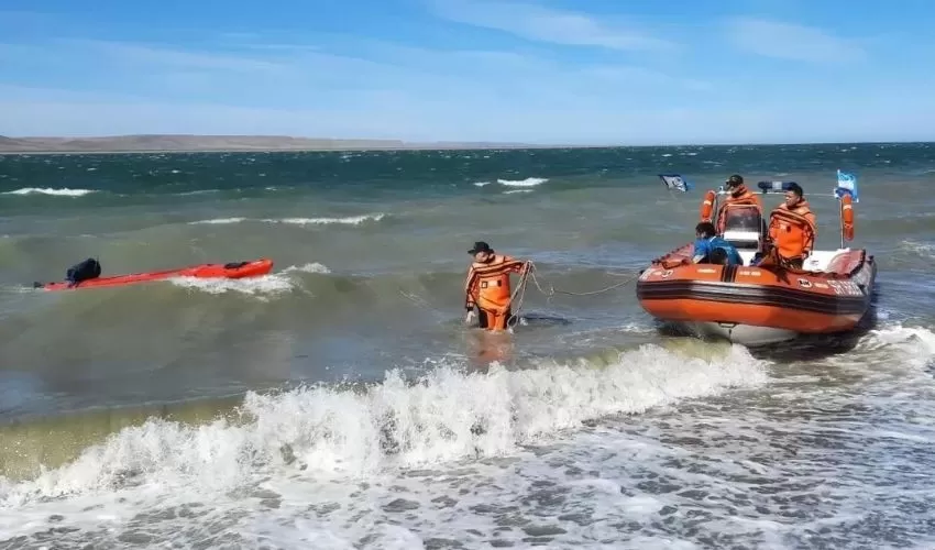 Dos kayaks se desviaron de la costa y debieron ser rescatados por Prefectura Dos kayaks se desviaron de la costa y debieron ser rescatados por Prefectura