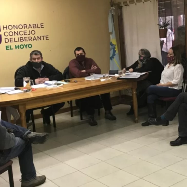 Escándalo en un municipio de Chubut: concejales suspendieron al intendente y a un edil oficialista por permisos de circulación falsos Escándalo en un municipio de Chubut: concejales suspendieron al intendente y a un edil oficialista por permisos de circulación falsos