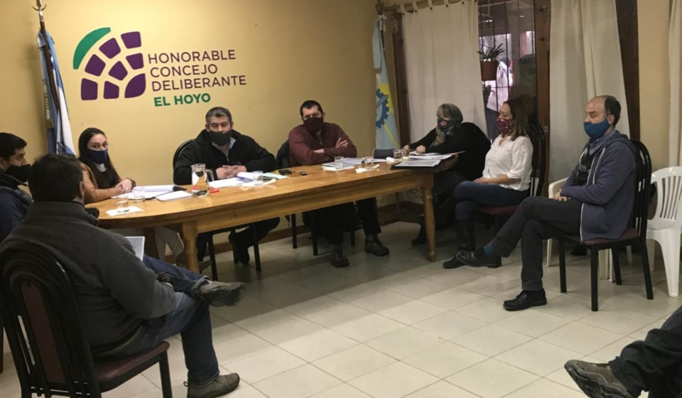 Escándalo en un municipio de Chubut: concejales suspendieron al intendente y a un edil oficialista por permisos de circulación falsos Escándalo en un municipio de Chubut: concejales suspendieron al intendente y a un edil oficialista por permisos de circulación falsos