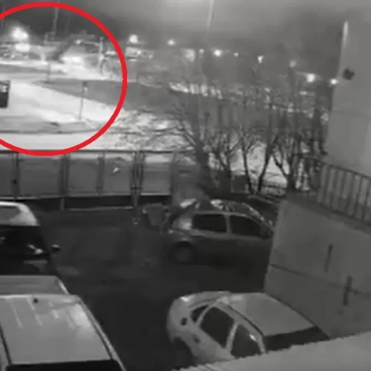 Video. Así voló el auto del joven que volcó y chocó contra una concesionaria