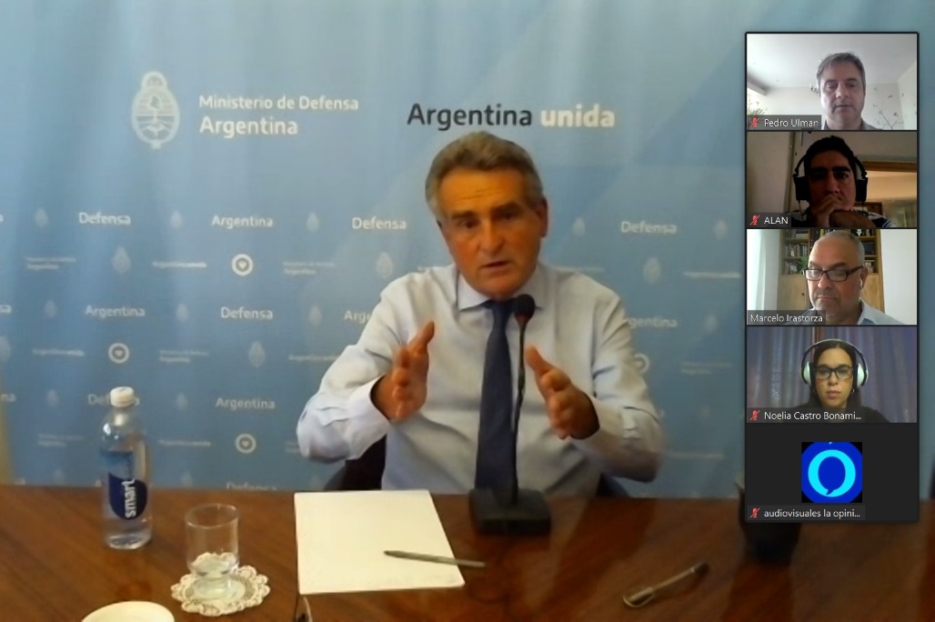 El ministro Rossi explicó cómo actúan los barcos pesqueros ilegales en el límite con el Mar Argentino