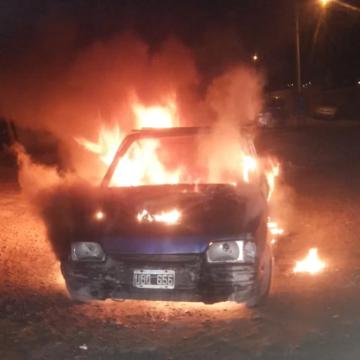 Confuso: auto sin dueño fue incendiado Confuso: auto sin dueño fue incendiado