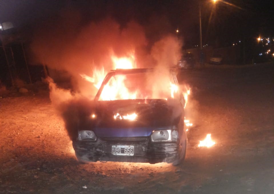 Confuso: auto sin dueño fue incendiado Confuso: auto sin dueño fue incendiado