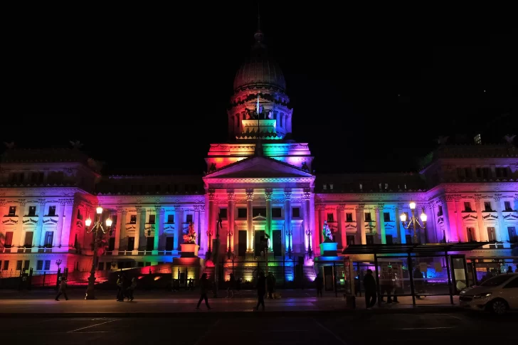 A 25 años de la muerte de Carlos Jáuregui: el Congreso se iluminó con los colores del movimiento LGTBIQ
