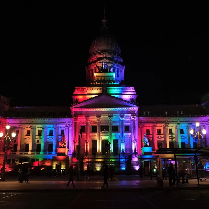 A 25 años de la muerte de Carlos Jáuregui: el Congreso se iluminó con los colores del movimiento LGTBIQ
