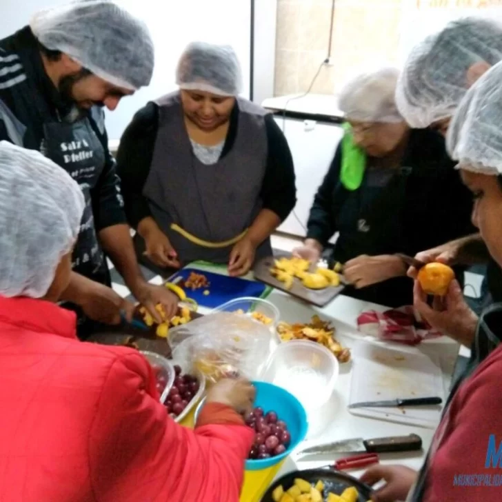 Delicias de Caleta: dieron talleres para hacer conservas de frutas de estación