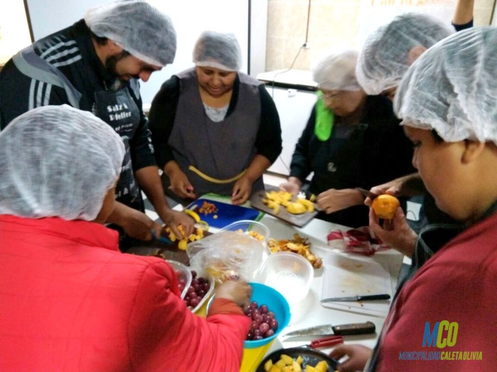 Delicias de Caleta: dieron talleres para hacer conservas de frutas de estación