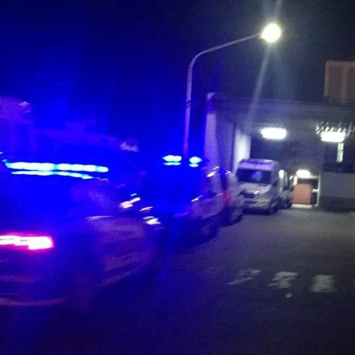 Joven le pegó piñas y patadas a los policías en un control y lo detuvieron Joven le pegó piñas y patadas a los policías en un control y lo detuvieron