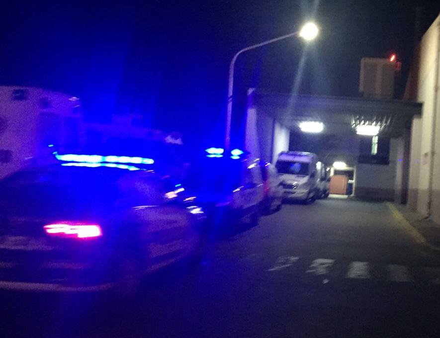 Joven le pegó piñas y patadas a los policías en un control y lo detuvieron Joven le pegó piñas y patadas a los policías en un control y lo detuvieron