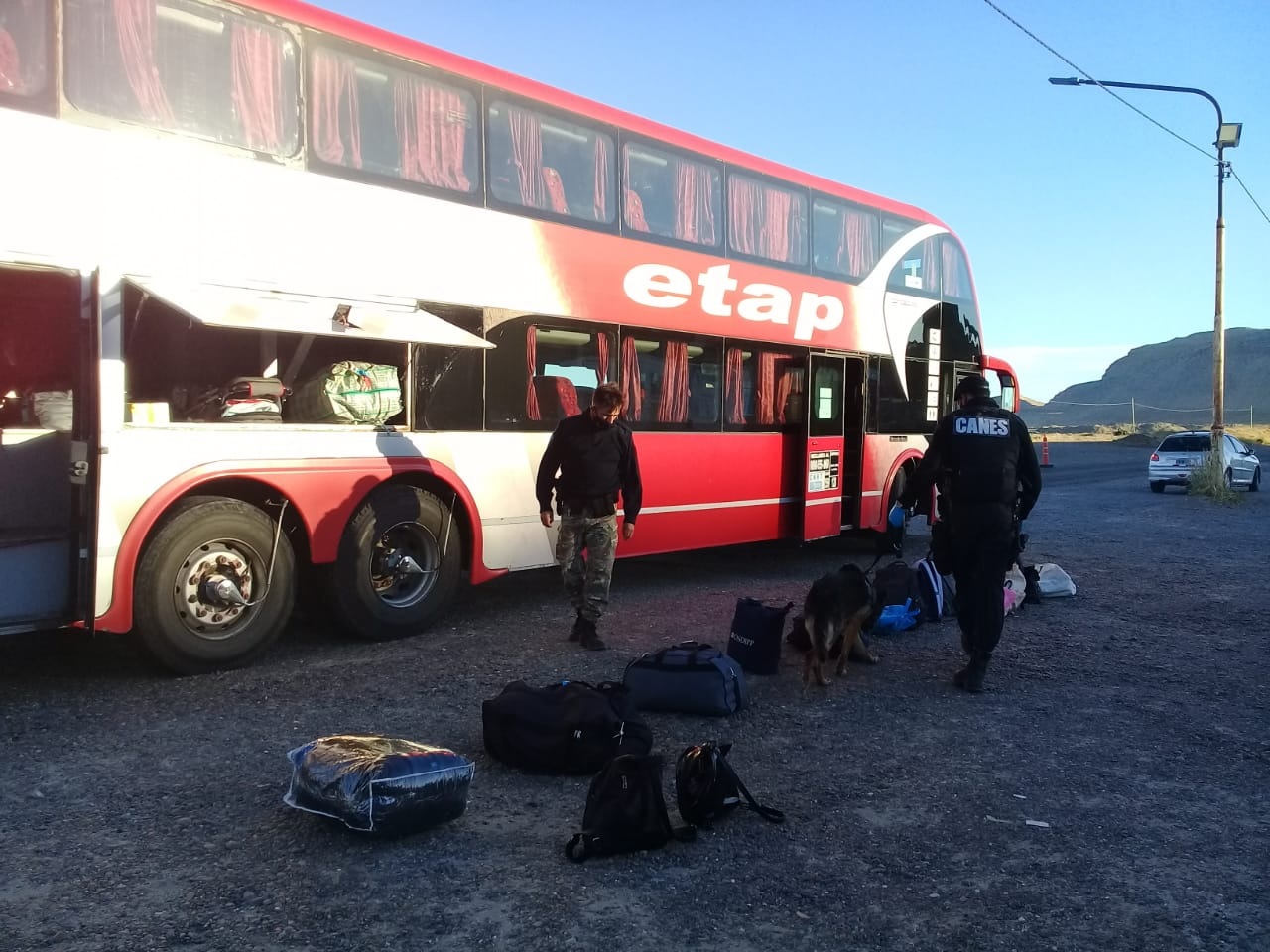 Control policial en Caleta Olivia: Tay y Branca detectan narcóticos