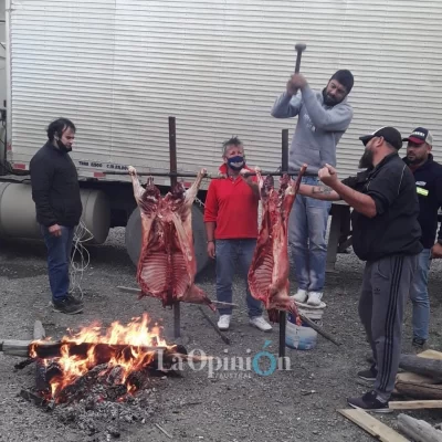 El lado B del piquete en Punta Delgada: choferes argentinos cocinan cordero al palo donado por chilenos