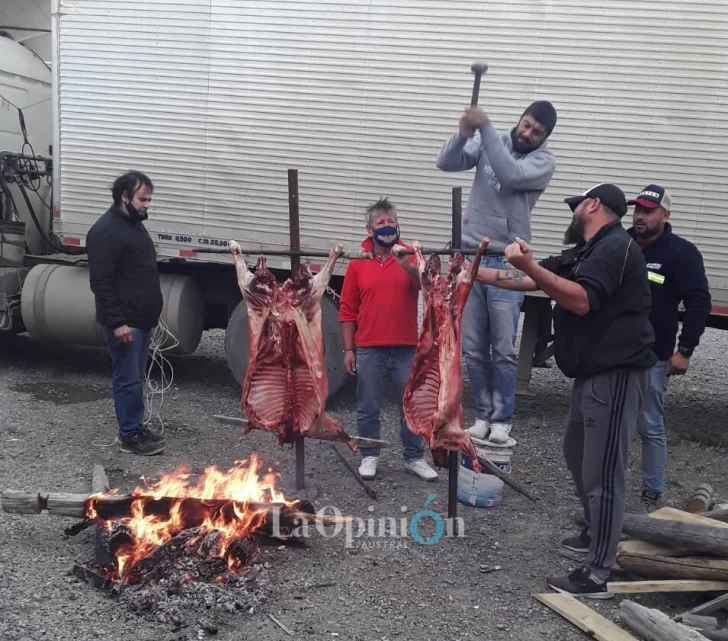El lado B del piquete en Punta Delgada: choferes argentinos cocinan cordero al palo donado por chilenos