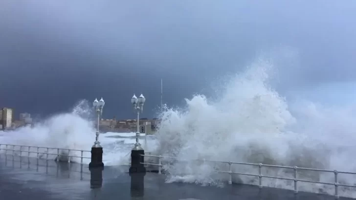 Alerta en la costa atlántica: un fuerte temporal voló hasta el techo de una pizzería