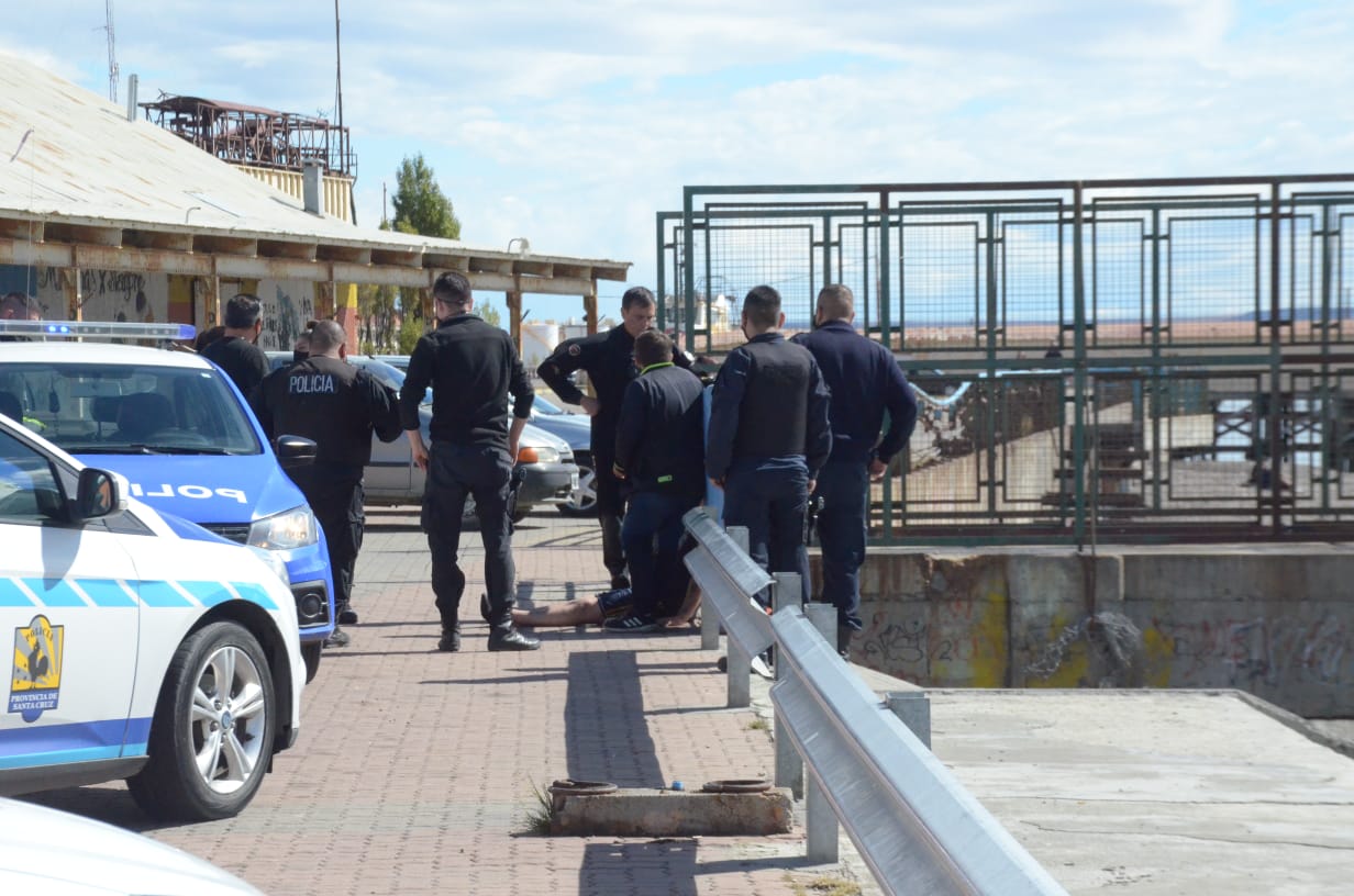 Bomberos rescató a un joven que se cayó al agua en la ría de Río Gallegos