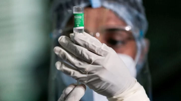 Entre el viernes y sábado llegan a las provincias las dosis de la vacuna Covishield producida en la India