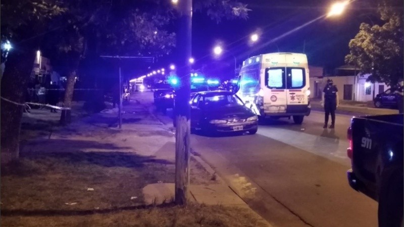 Le cruzaron el auto a un hombre y lo mataron a balazos en Rosario Le cruzaron el auto a un hombre y lo mataron a balazos en Rosario