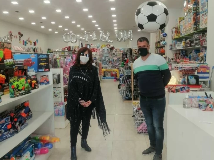 Cristina Fernández de Kirchner salió a pasear por El Calafate y sorprendió a los comerciantes