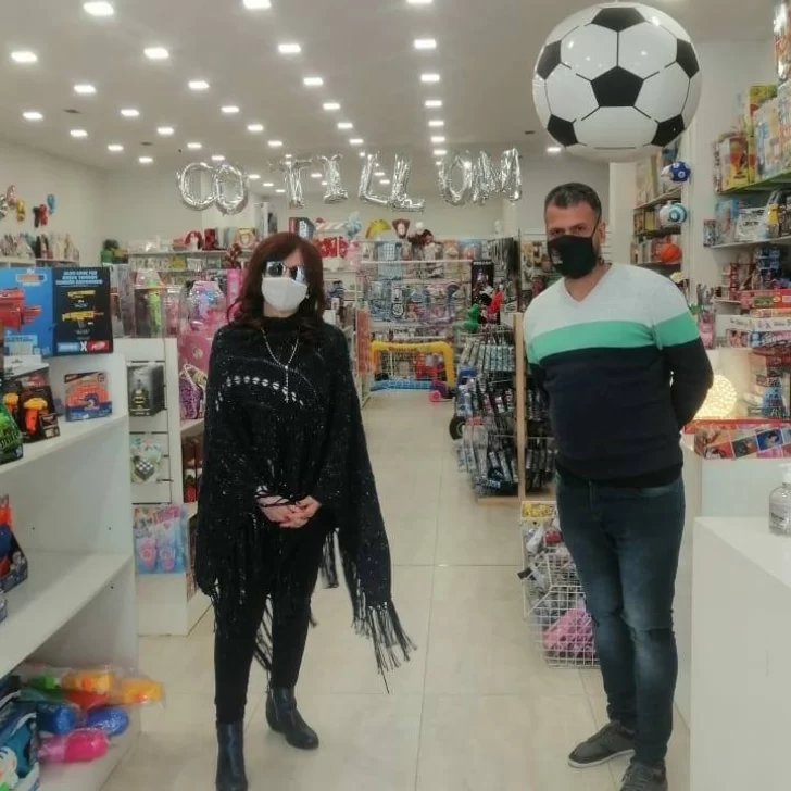Cristina Fernández de Kirchner salió a pasear por El Calafate y sorprendió a los comerciantes