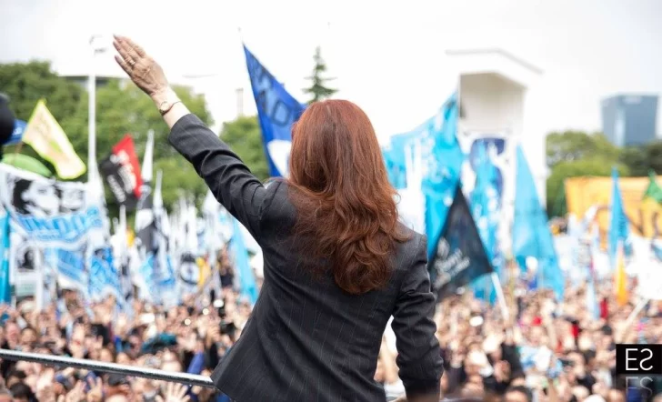 “Gracias por tanto amor”, el mensaje de Cristina  hacia la militancia por el recuerdo de su paso por Comodoro Py