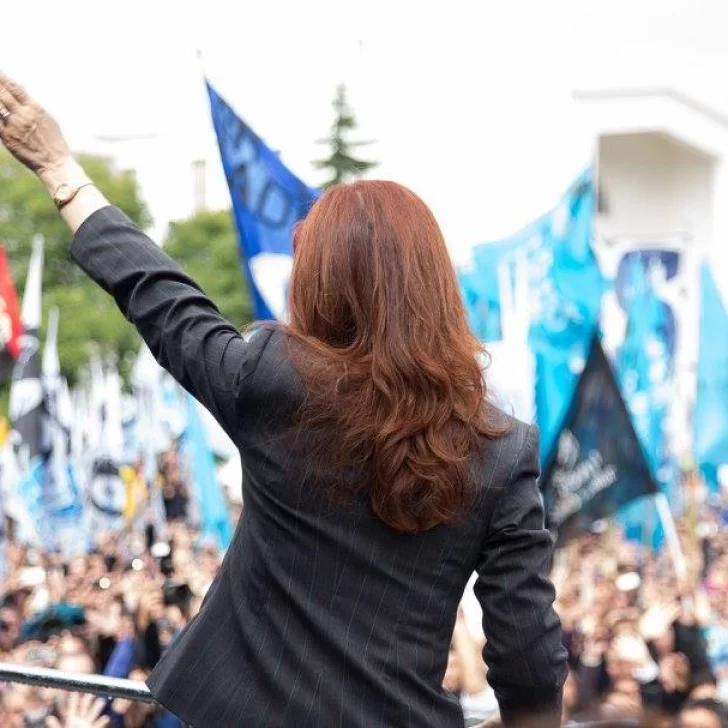“Gracias por tanto amor”, el mensaje de Cristina  hacia la militancia por el recuerdo de su paso por Comodoro Py