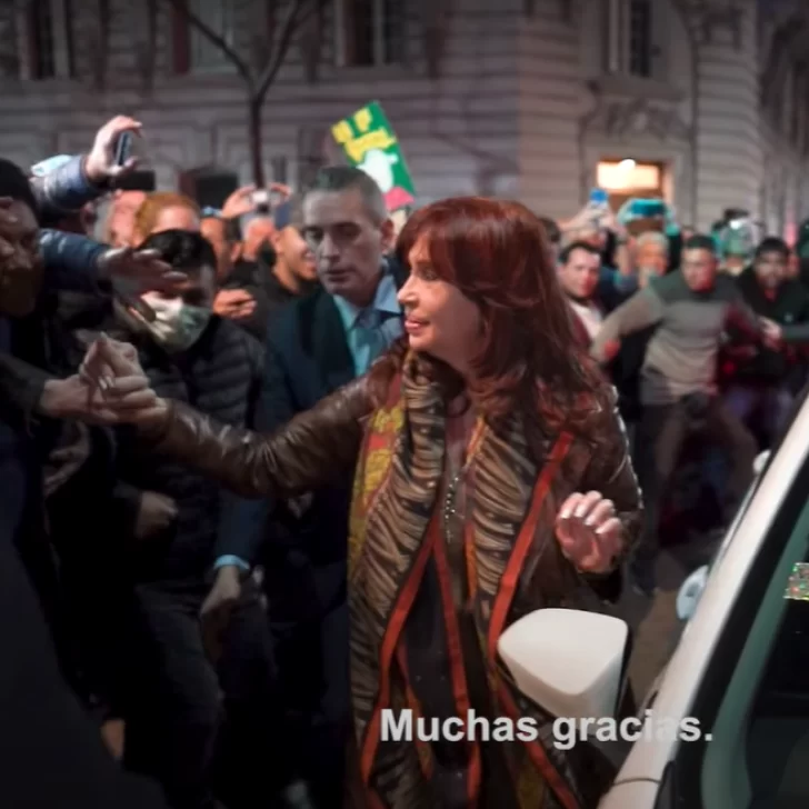 “Se le cayó un libro, nada más”: el documental que muestra la reacción de Cristina Kirchner en los minutos posteriores al atentado 