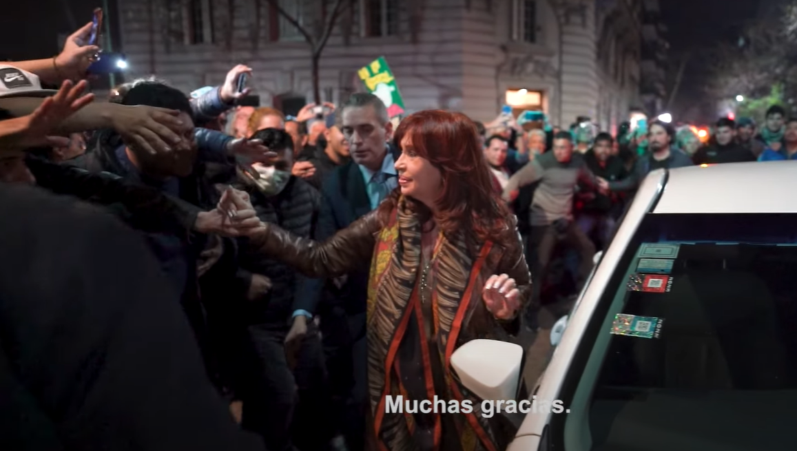 “Se le cayó un libro, nada más”: el documental que muestra la reacción de Cristina Kirchner en los minutos posteriores al atentado 