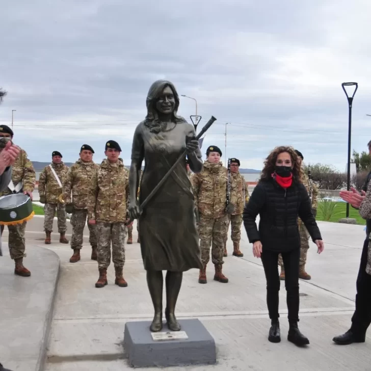 La estatua de Cristina Kirchner volvió cambiada a Río Gallegos: mirá lo que modificó el artista Miguel Villalba La estatua de Cristina Kirchner volvió cambiada a Río Gallegos: mirá lo que modificó el artista Miguel Villalba