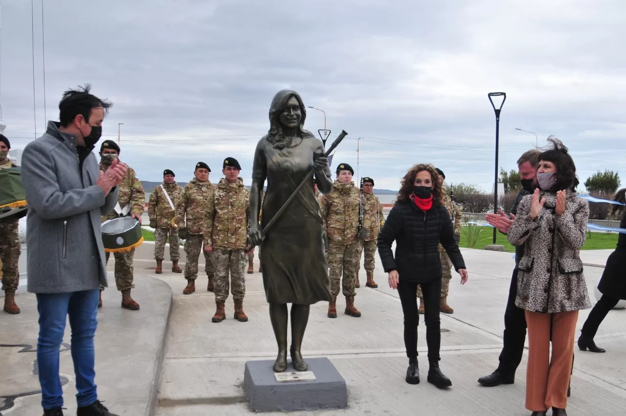 La estatua de Cristina Kirchner volvió cambiada a Río Gallegos: mirá lo que modificó el artista Miguel Villalba La estatua de Cristina Kirchner volvió cambiada a Río Gallegos: mirá lo que modificó el artista Miguel Villalba