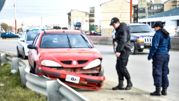 Un Megane y una camioneta F-100 chocaron en plena autovía