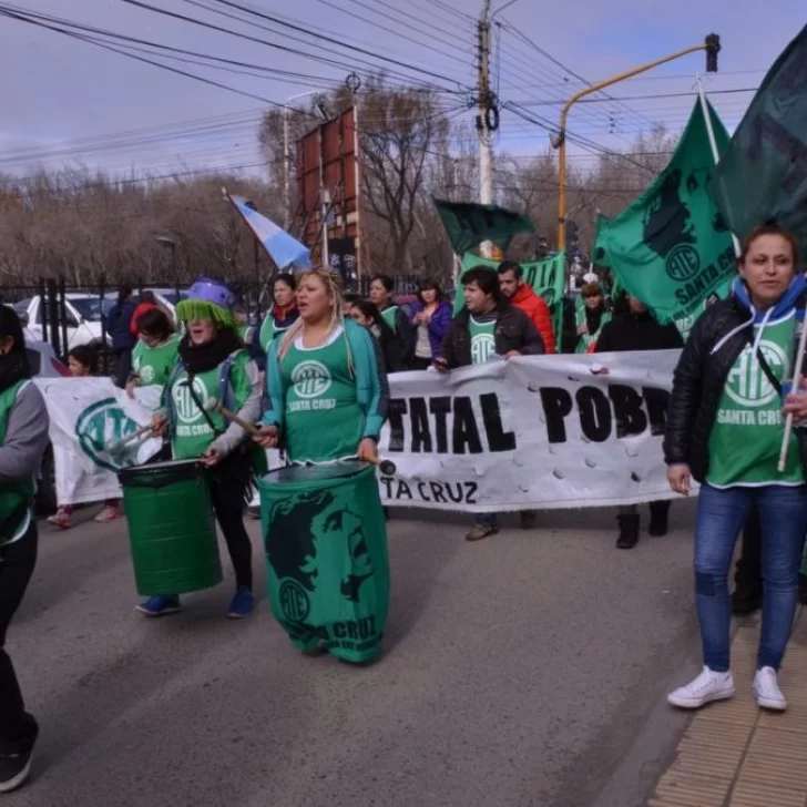 El gremio de ATE Santa Cruz convocó a un paro general de 48 horas en reclamo de aumento salarial y pases planta El gremio de ATE Santa Cruz convocó a un paro general de 48 horas en reclamo de aumento salarial y pases planta