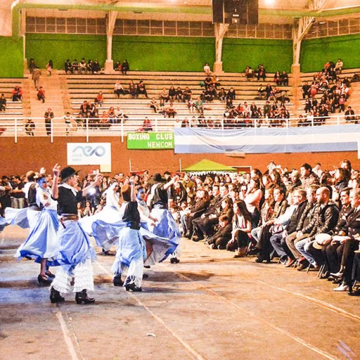 Destacada participación de la Escuela de Danzas con cien bailarines en escena Destacada participación de la Escuela de Danzas con cien bailarines en escena