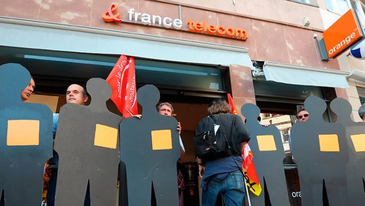 Ejecutivos de Telecom en Francia van a juicio por los suicidios de 35 empleados