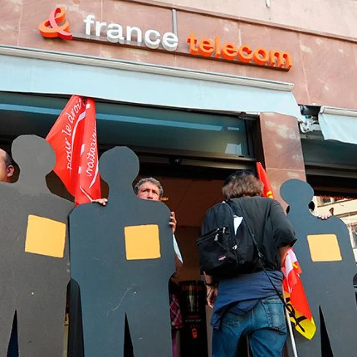 Ejecutivos de Telecom en Francia van a juicio por los suicidios de 35 empleados