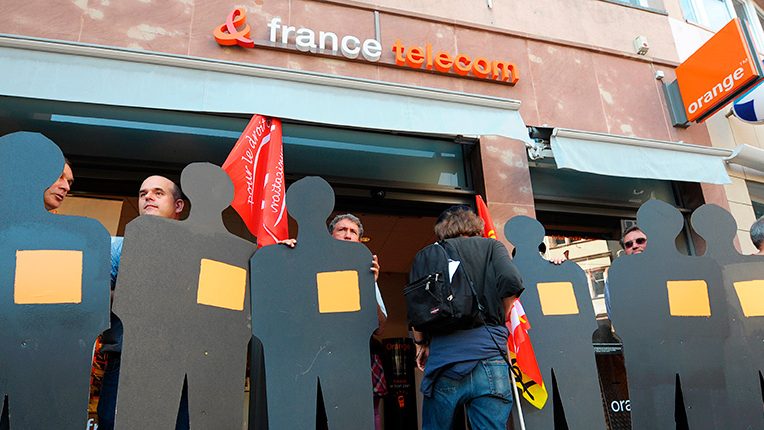 Ejecutivos de Telecom en Francia van a juicio por los suicidios de 35 empleados
