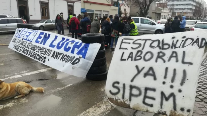 Trabajadores del SIPEM reclaman con olla popular frente al Municipio