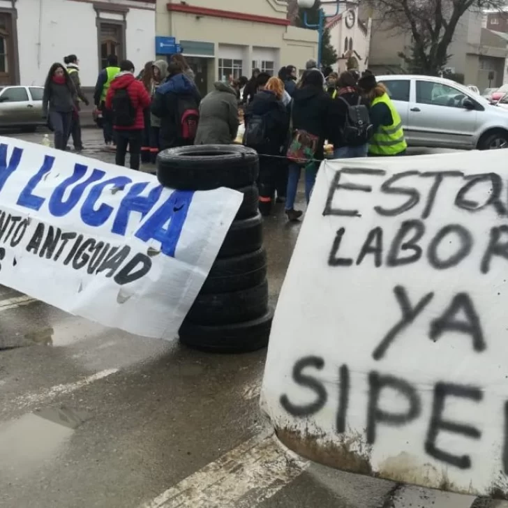 Trabajadores del SIPEM reclaman con olla popular frente al Municipio